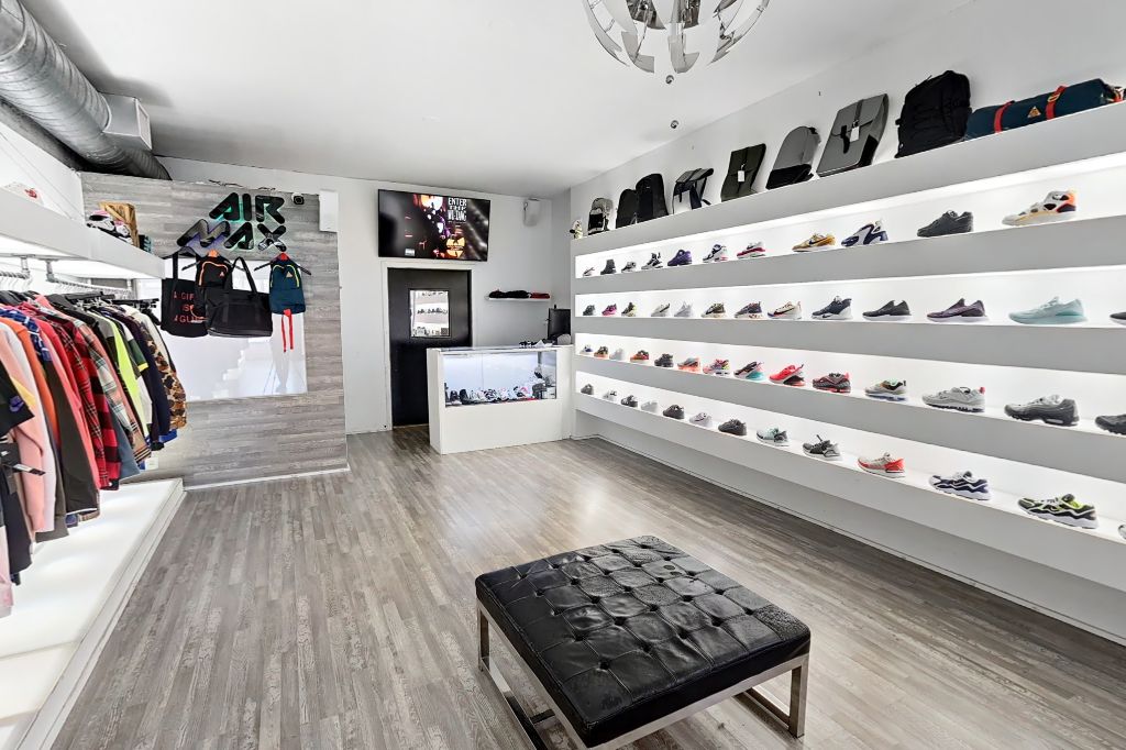 Modern Vacant Storefront on Grand Street - 3D Squarefoot
