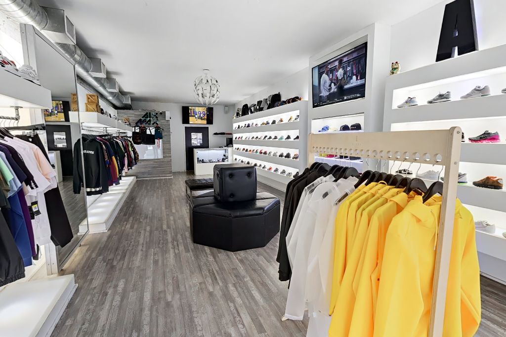 Modern Vacant Storefront on Grand Street - 3D Squarefoot